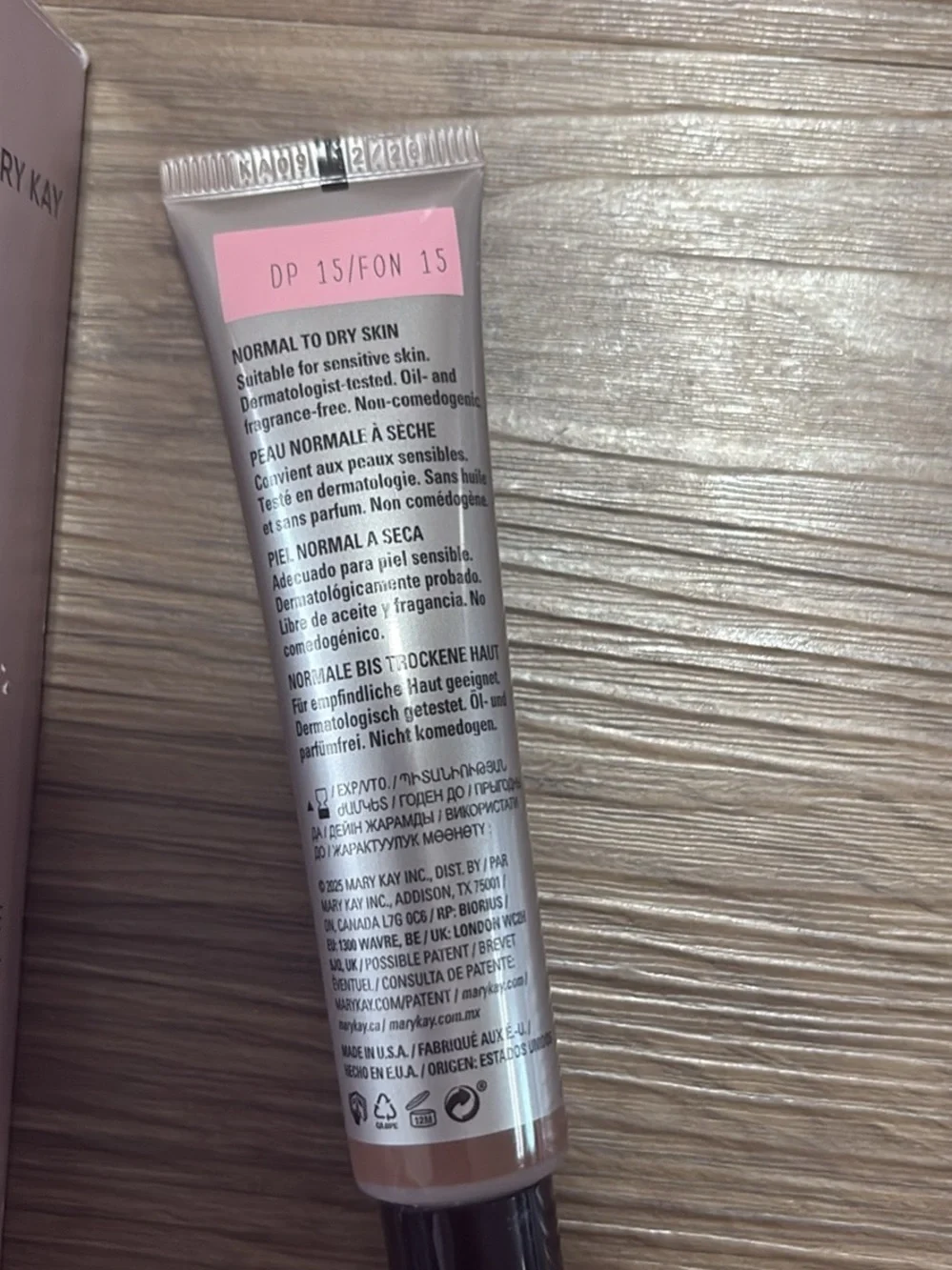 Mary Kay TimeWise Luminous 3D Foundation -  box exp 2027
